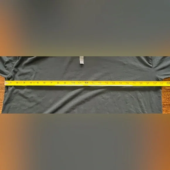 LIKE NEW Vuori Long Sleeve Feather Tee - Picture 8 of 9